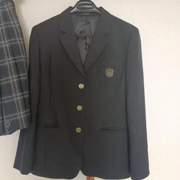 블랙 블레이저와 체크 무늬 스커트 세트