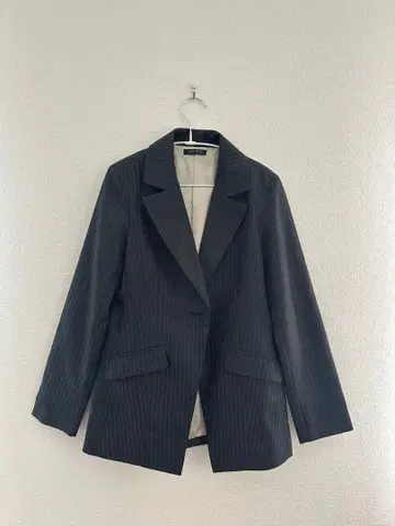 스트라이프 테일러드 자켓 블랙