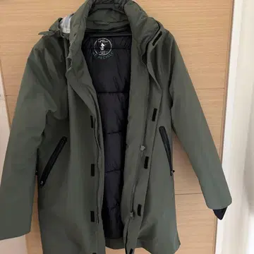 후드 부착 올리브 그린색 롱 다운 자켓 (세탁 가능)