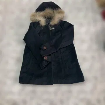 퍼 달린 후드의 블랙 아우터