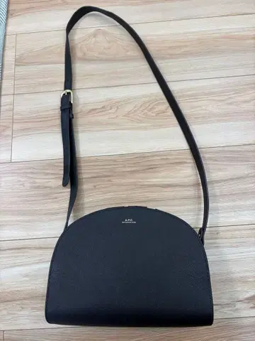 A.P.C. 하프문 숄더백 엠보싱 가죽