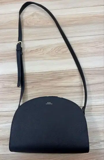A.P.C. 하프문 숄더백 엠보싱 가죽