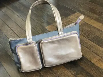 그레이와 브라운의 포켓 부착 핸드백