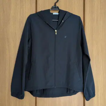 후드 부착 블랙 점퍼