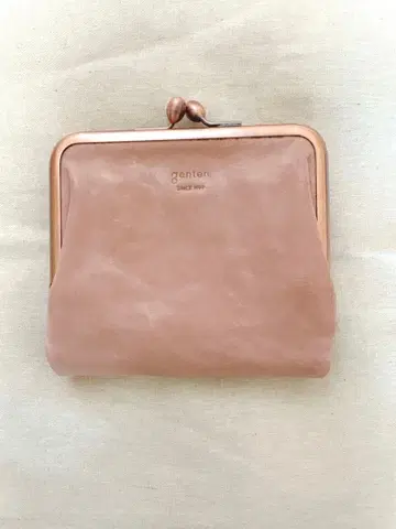 genten 앙티코 금속 장식 이단 접이식 지갑