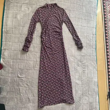 TINA JOJUN 블랙 베이스 미니 꽃무늬 긴팔 타이트 원피스