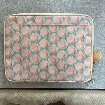 손바닥과 새 디자인 파우치