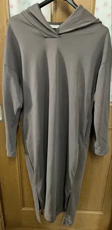 [아바하우스] 후드 부착 그레이 롱 원피스