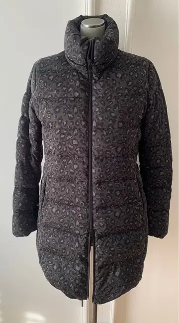 미사용급 유니클로 레오파드 무늬 다운 자켓 L 사이즈
