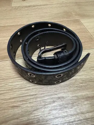 스터드 장식 블랙 가죽 벨트 유행