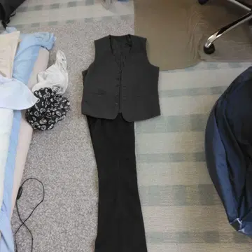 다크 그레이 베스트와 블랙 팬츠 세트