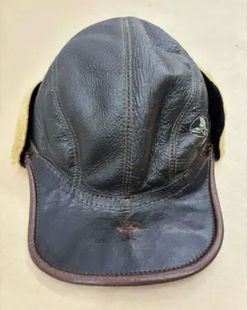 ARMY AIR FORCES B-2 가죽 플라이트 캡 퍼 안감 부착