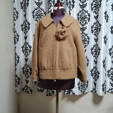 플라워 모티브 포함 베이지 자켓 엠즈 그레이시