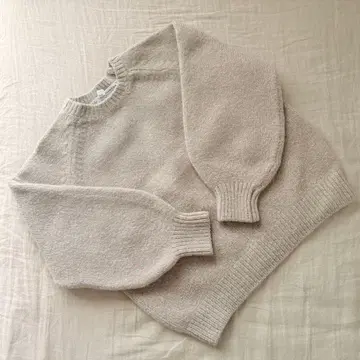 베이지 볼륨 슬리브 니트 스웨터