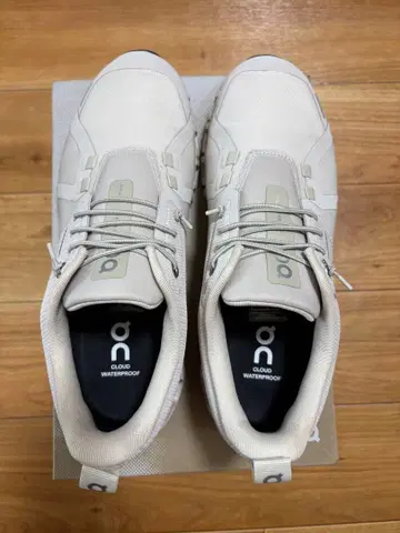 On Cloud Waterproof 화이트 스니커즈