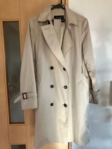 베이지 더블 브레스트 트렌치코트