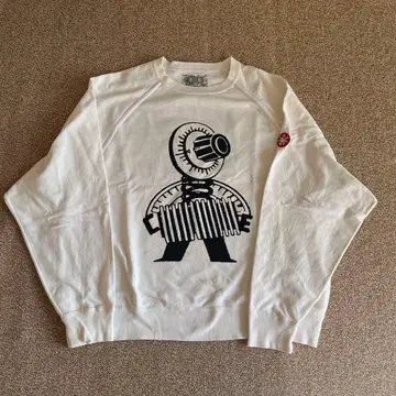 C.E(CAV EMPT) 그래픽 화이트 맨투맨 L 사이즈