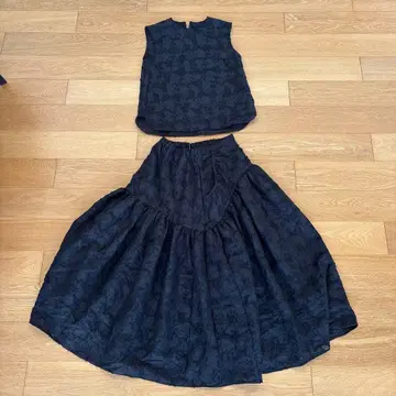 블랙 셋업 상의와 스커트