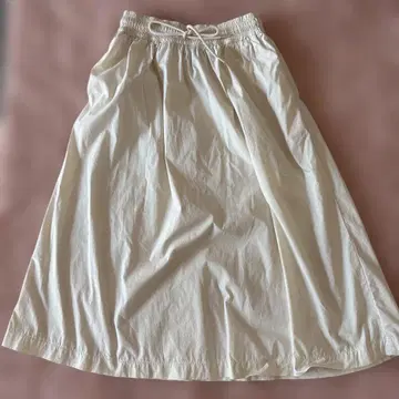 뉴발란스 크림색 플레어 스커트
