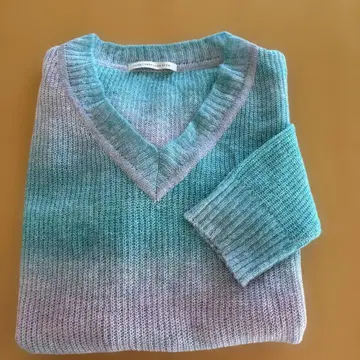 라일락, 블루 그라데이션 V넥 니트