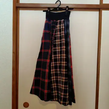 체크 무늬 플레어 스커트