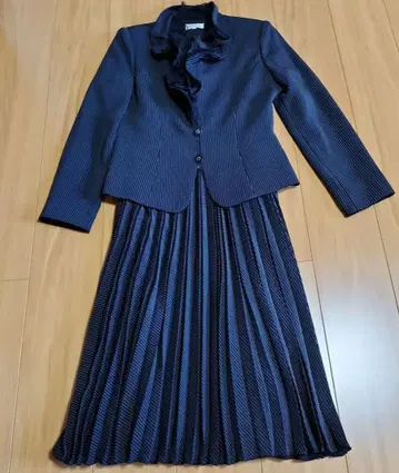 네이비 스트라이프 프릴 스커트 수트