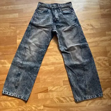 VINTAGE WASHED CURVED DENIM