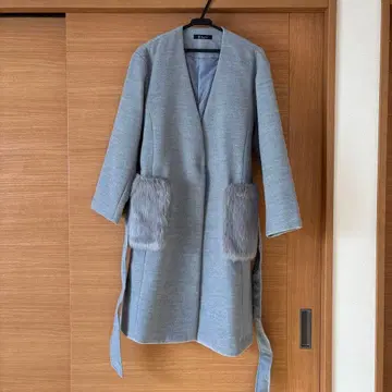 퍼 달린 그레이 롱 코트