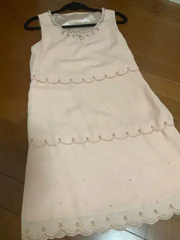 펄 장식이 달린 핑크 슬리브리스 원피스