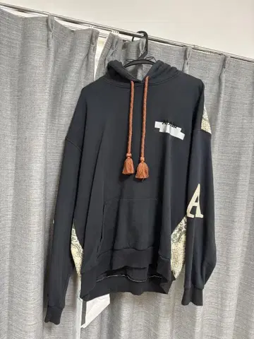 Al Ain 후드티 블랙/베이지