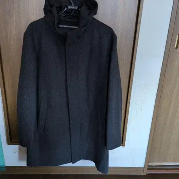 다크 그레이 후드 부착 울 코트
