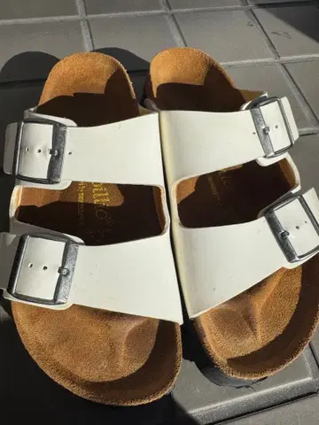 대방출! Papillio 화이트 더블 버클 샌들