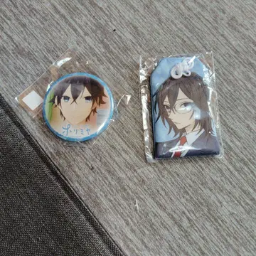 호리미야 해피피랜드 한정판 캔 배지 & 부적 세트