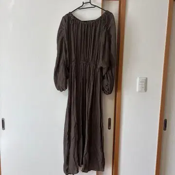 PINUE 다크 브라운 긴팔 롱 원피스