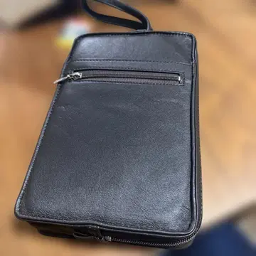 짙은 갈색 천연 가죽 파우치. 일본 제품.