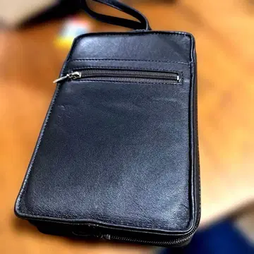 짙은 갈색 천연 가죽 파우치. 일본 제품.