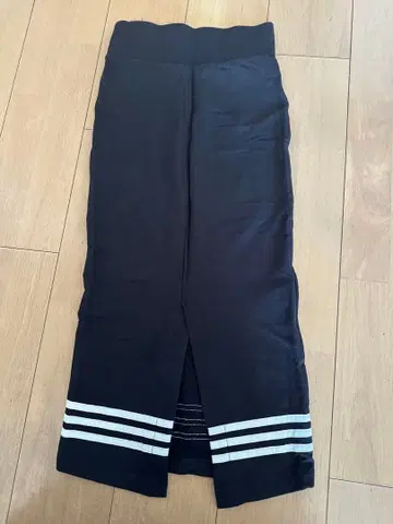 adidas 슬릿 블랙 타이트 스커트 S 사이즈