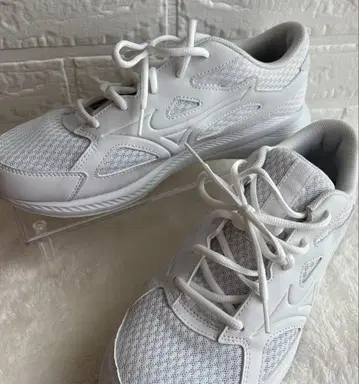 미즈노 화이트 스니커즈 에어로다이나믹