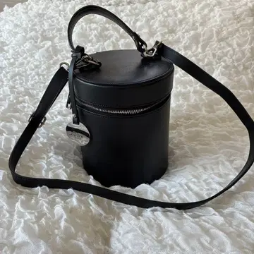 BEVINI 블랙 원통형 핸드백
