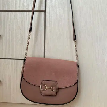 H&M 스웨이드 사선 숄더백 라운드형 핑크 베이지