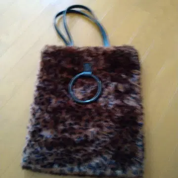 레오파드 무늬 퍼 토트백