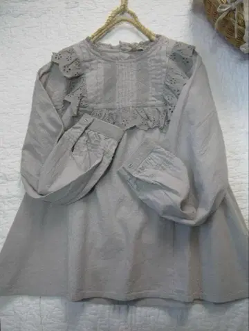 새상품 사만사 모스모스 면린넨 프릴 레이스 블라우스