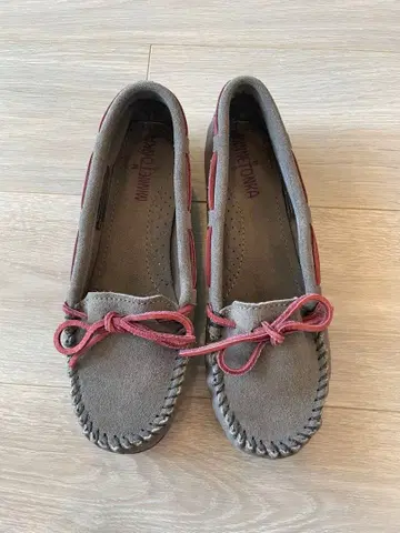MINNETONKA 그레이 모카신