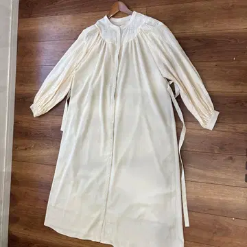 크림색 벌룬 슬리브 원피스