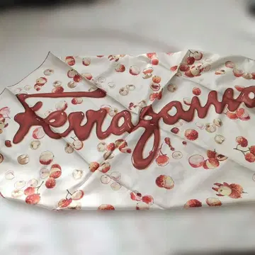 Ferragamo 후르츠 패턴 실크 스카프