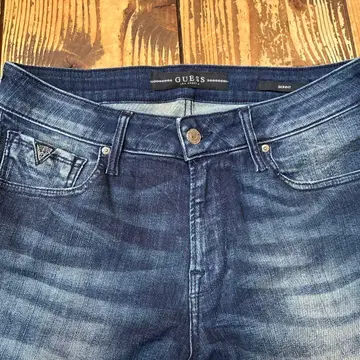 GUESS 데미지 가공 슬림핏 데님 30인치
