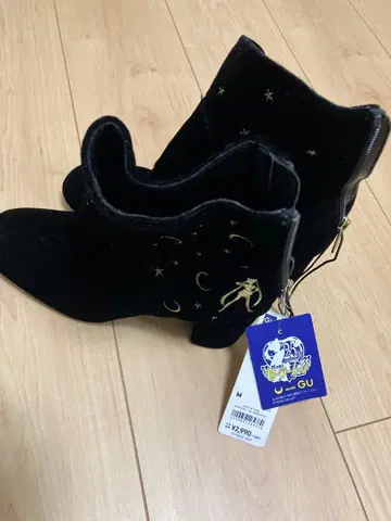 새상품 세일러문 GU 별과 달 자수 부츠 M 사이즈 블랙