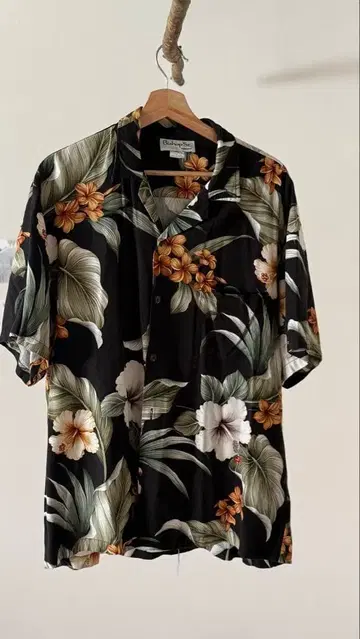 Bishop St. 알로하 셔츠 블랙 플라워 프린트