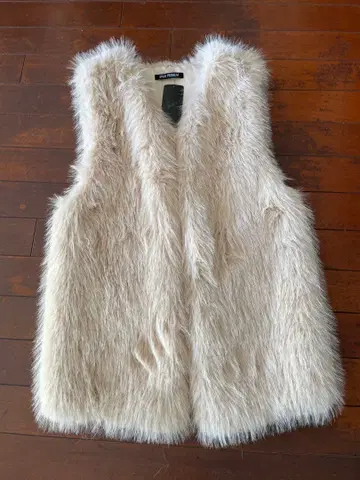 크림색 퍼 베스트 슬리브리스