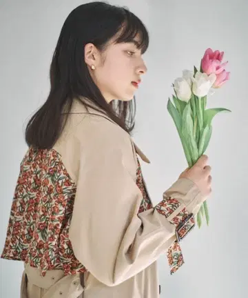 베이지 트렌치코트 꽃무늬 백 패널